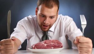 Uomo con una bistecca (Depositphotos foto)