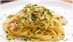 carbonara in piatto con prezzemolo