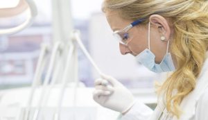 dentista al lavoro