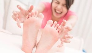Donna con bruciare ai piedi