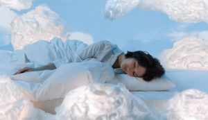 Illustrazione di una ragazza mentre sta sognando (Pexels FOTO) - www.biomedicalcue.it