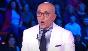 Alfonso Signorini allibito (Mediaset Infinity - youtube foto)