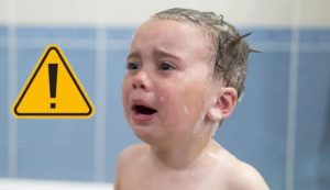 Bambino piange durante lo shampoo (Depositphotos foto)