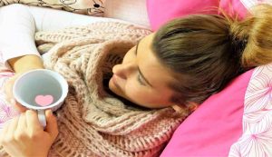 donna influenzata con tisana