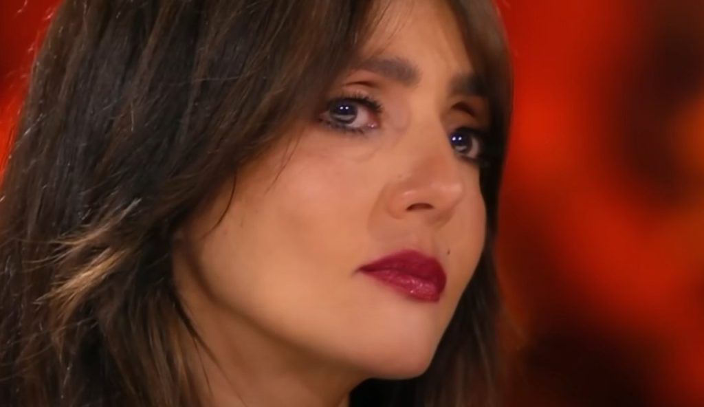 Ambra Angiolini commossa (X Factor Italia - youtube screenshot) - www.biomedicalcue.it