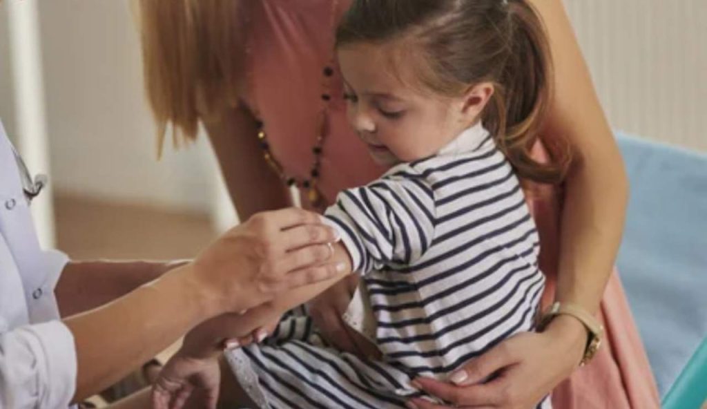 Bambina e vaccino (Depositphotos foto)