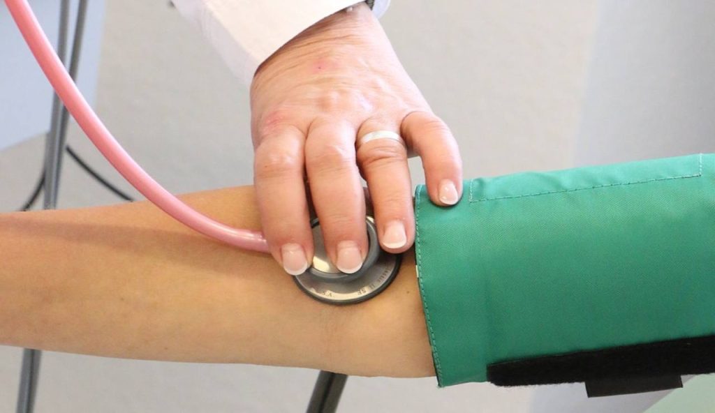 Parkinson, il tremore alle mani non è il primo sintomo: attenzione a questa sensazione | Compare diversi anni prima