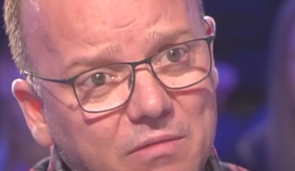 Gigi D'Alessio commosso (Mediaset - youtube screenshot) - www.biomedicalcue.it