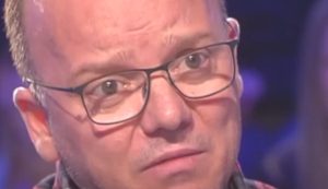 Gigi D'Alessio commosso (Mediaset - youtube screenshot) - www.biomedicalcue.it