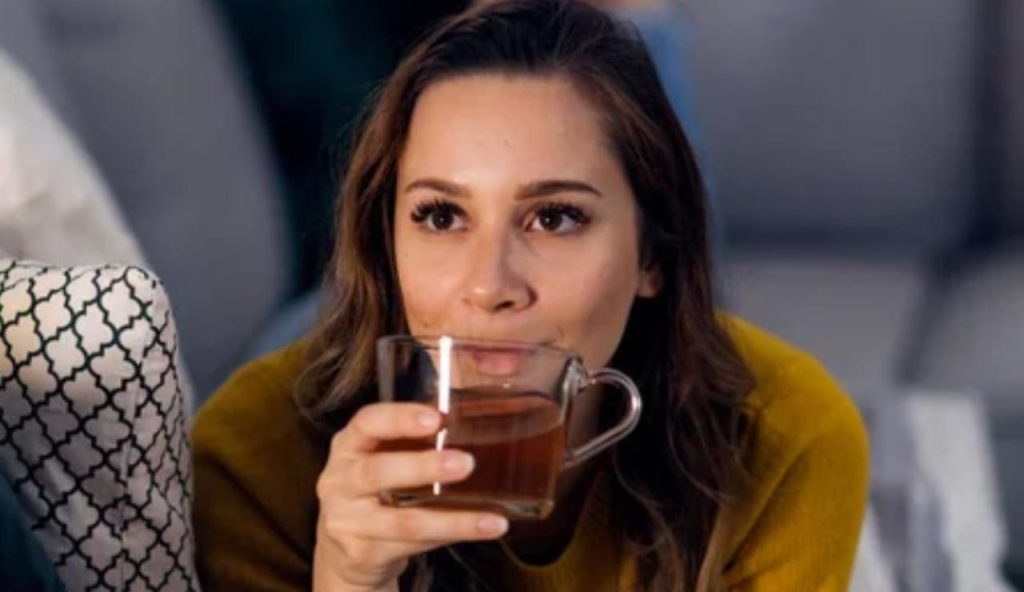 Ragazza beve un infuso (Depositphotos foto) - www.biomedicalcue.it